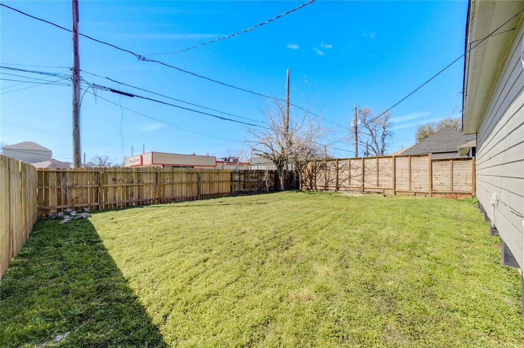 Spacious backyard (no neighbors looking at you)