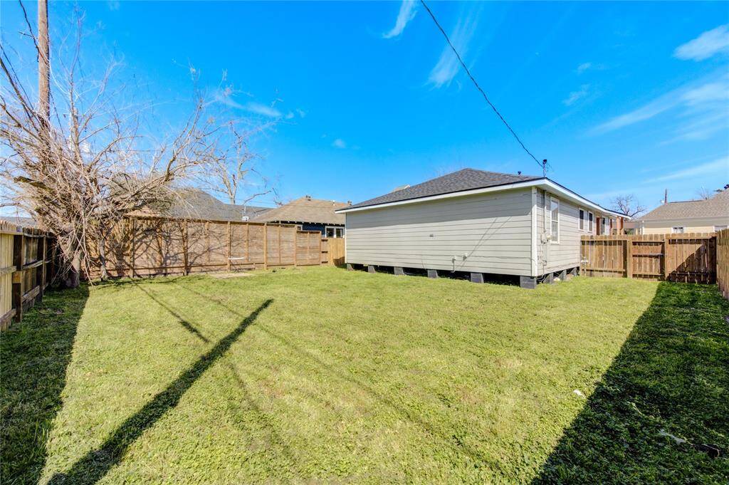 Spacious backyard (no neighbors looking at you)
