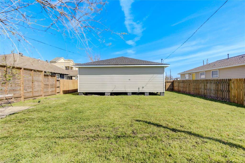 Spacious backyard (no neighbors looking at you)