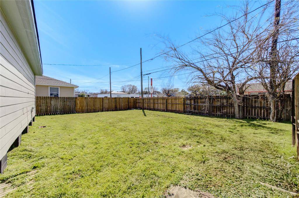 Spacious backyard (no neighbors looking at you)