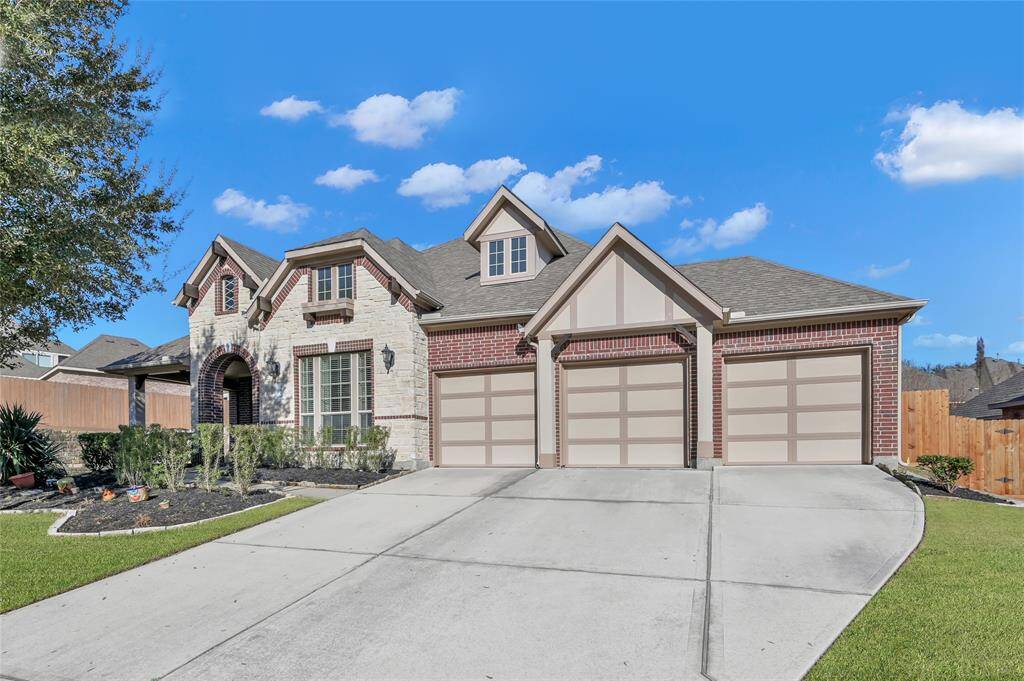 Here the oversized driveway and 3rd garage never leaves you short on parking!
