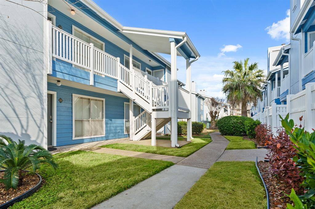 Welcome to 3506 Cove View Blvd., No. 1216, a garden style condo located in close proximity to the Seawall, beach, Moody Gardens, Schlitterbahn, and the golf course.