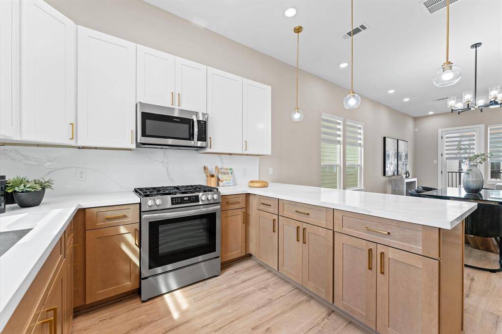 Open to dinning / living space