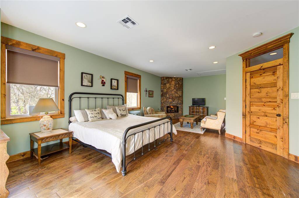 Right above the sitting area, there is a ladder assessable storage area. This 16 x 16 space's use has many possibilities.