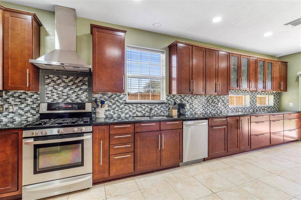 Stainless steel appliances included