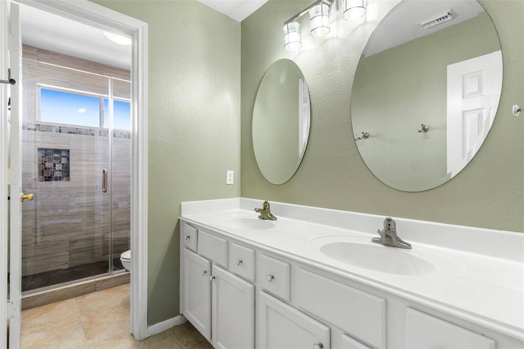 Full bathroom second floor