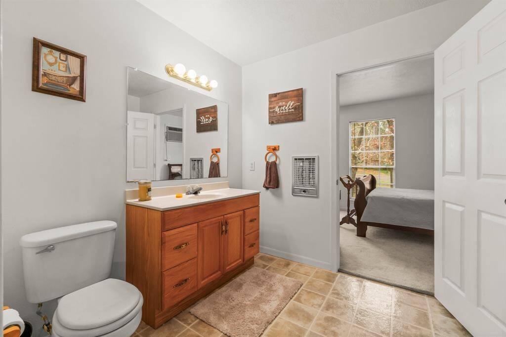 Large full bath conveniently located between the two guest rooms above the garage.