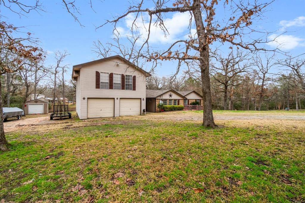 Plenty of parking for all the lake toys and additional storage shed in the back.