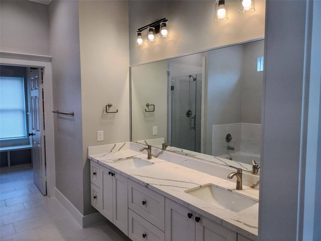 Double sink on Master Bathroom
