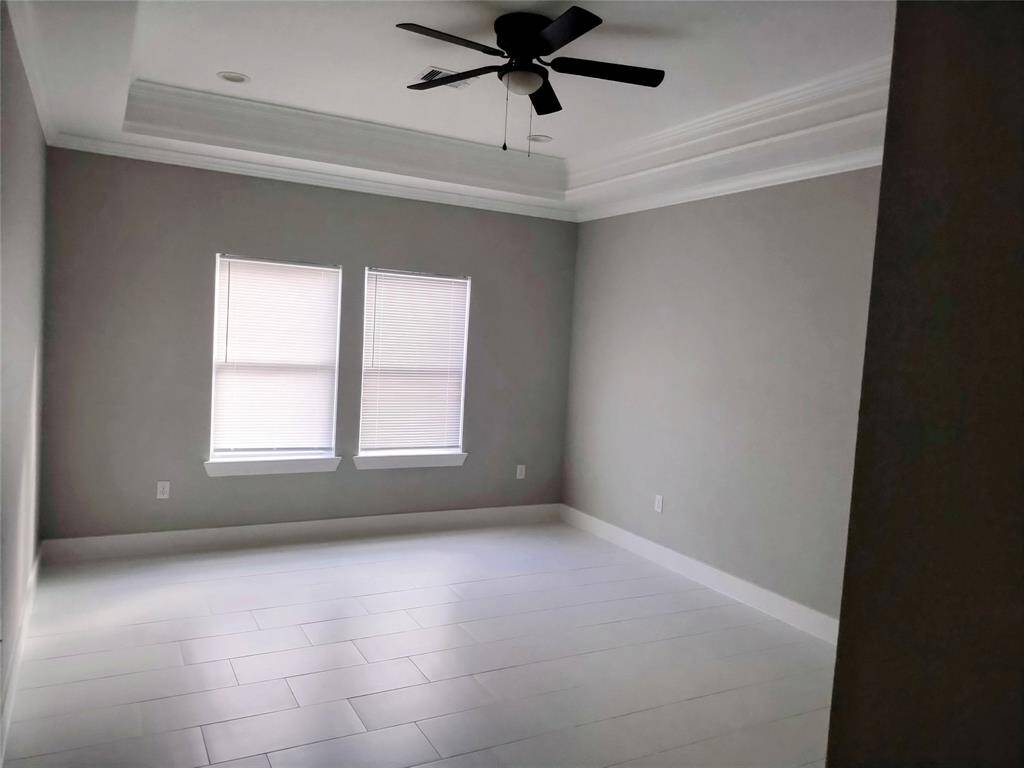 Primary Bedroom / High Ceiling / Crown Molding