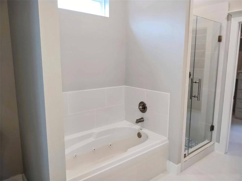 Principle Jacuzzi tub / Separate shower