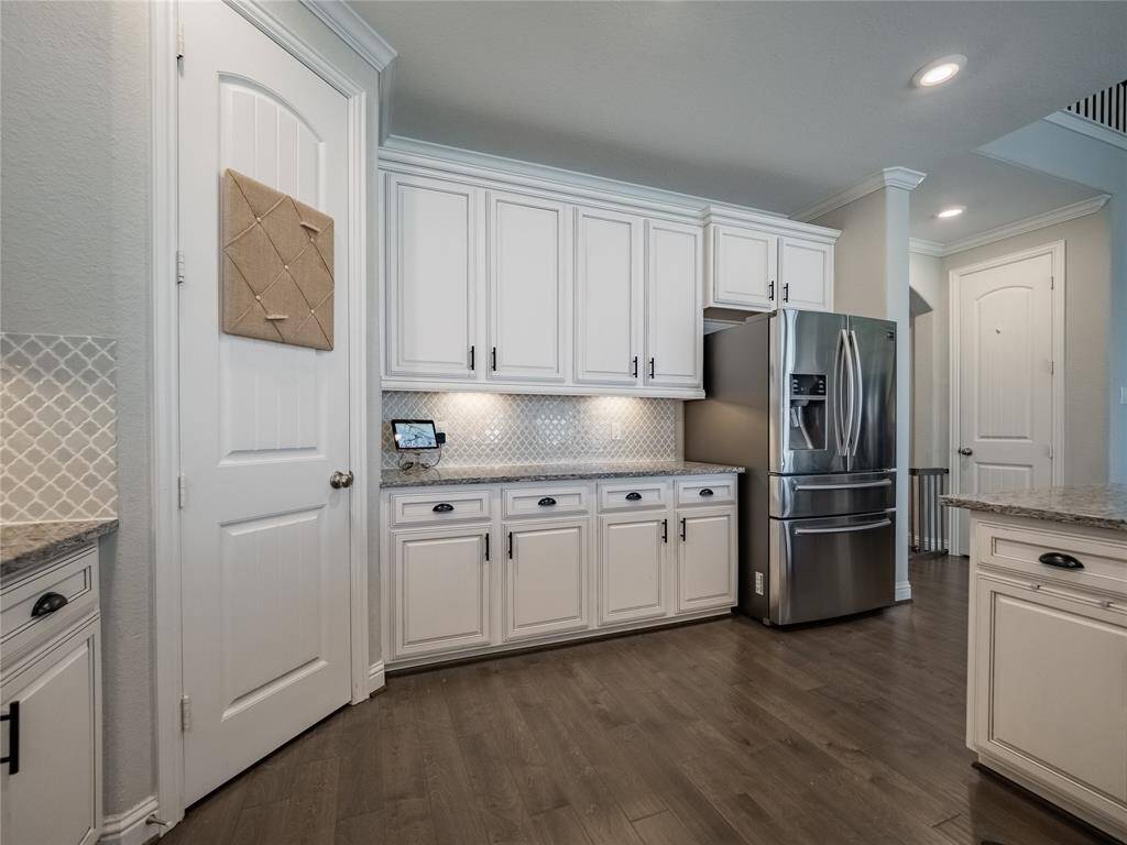 the kitchen is very open and room for 2 cooks