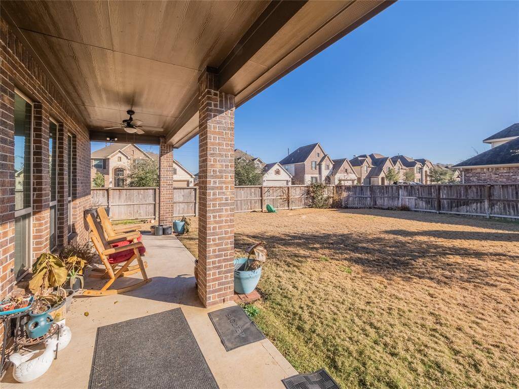 very nice covered patio with ceiling fan