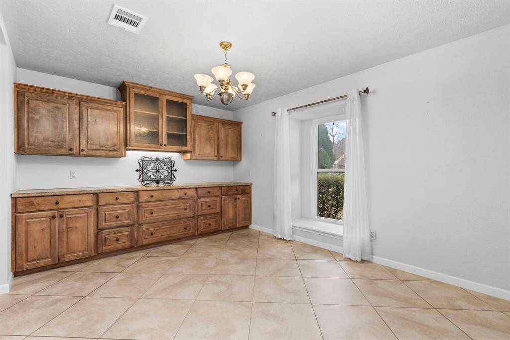 Formal dining area, with full wall Butler Pantry. Perfect for serving brunch or big family parties and Kitty will love the window seat for watching the birds.