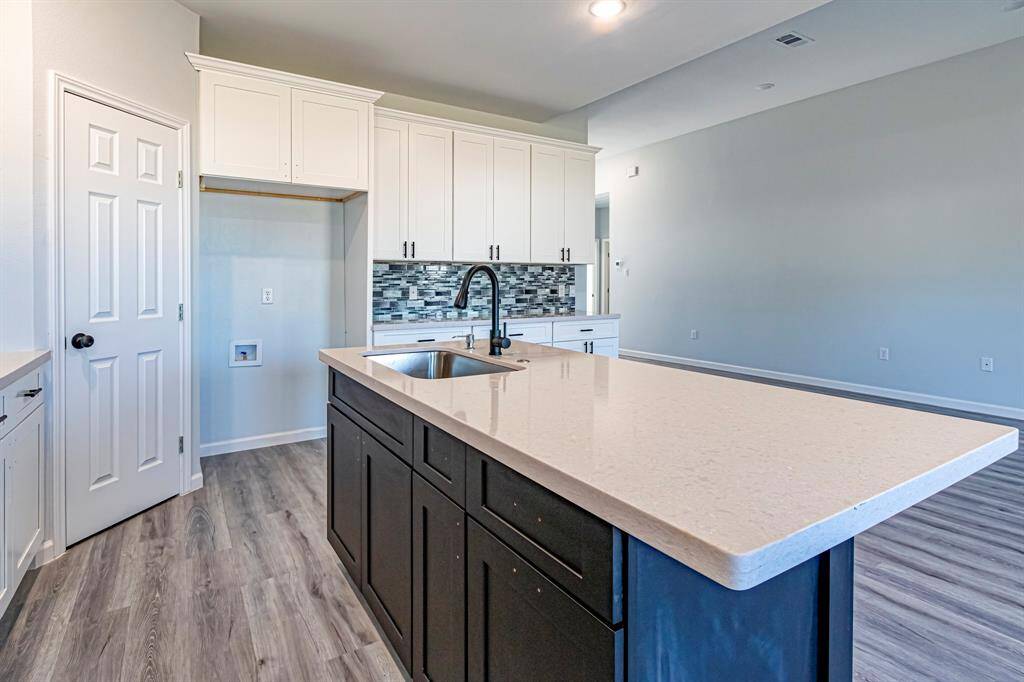Generous island for entertaining