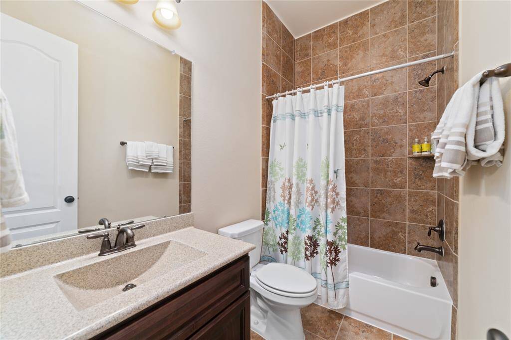 Full ensuite bathroom with tub/shower combo