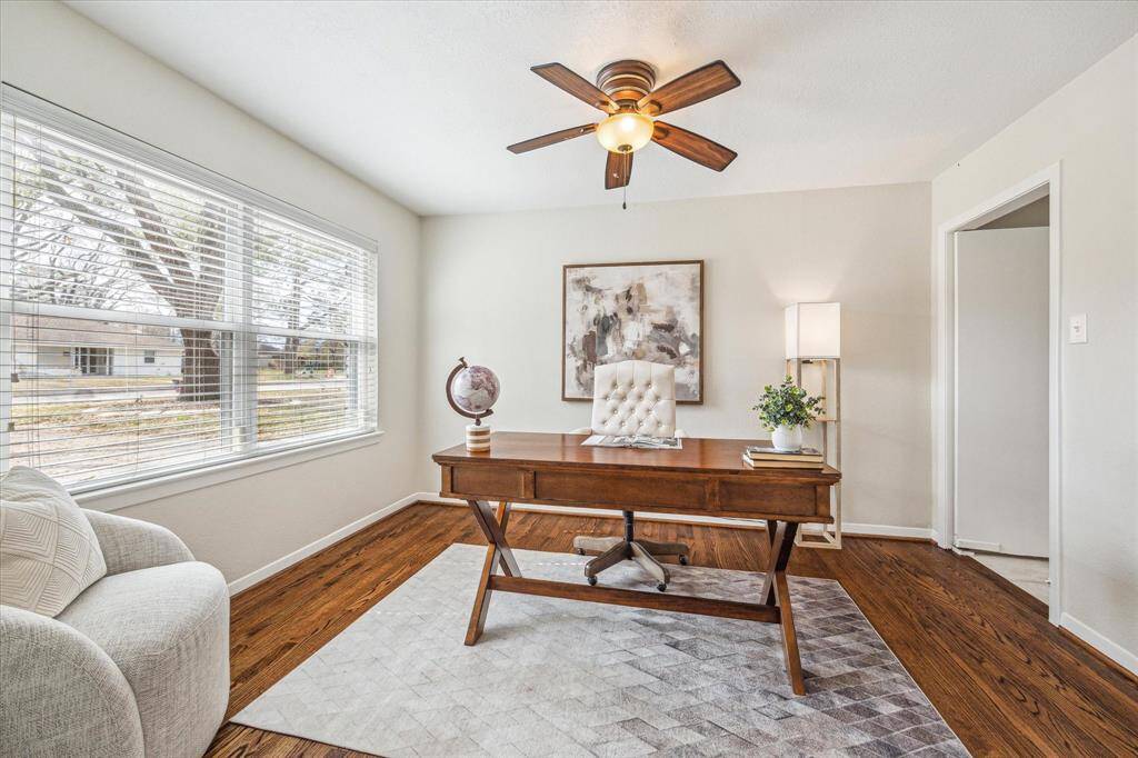Ideal for the at-home pro, this spacious study features hardwood flooring, neutral pant, and amazing natural light.