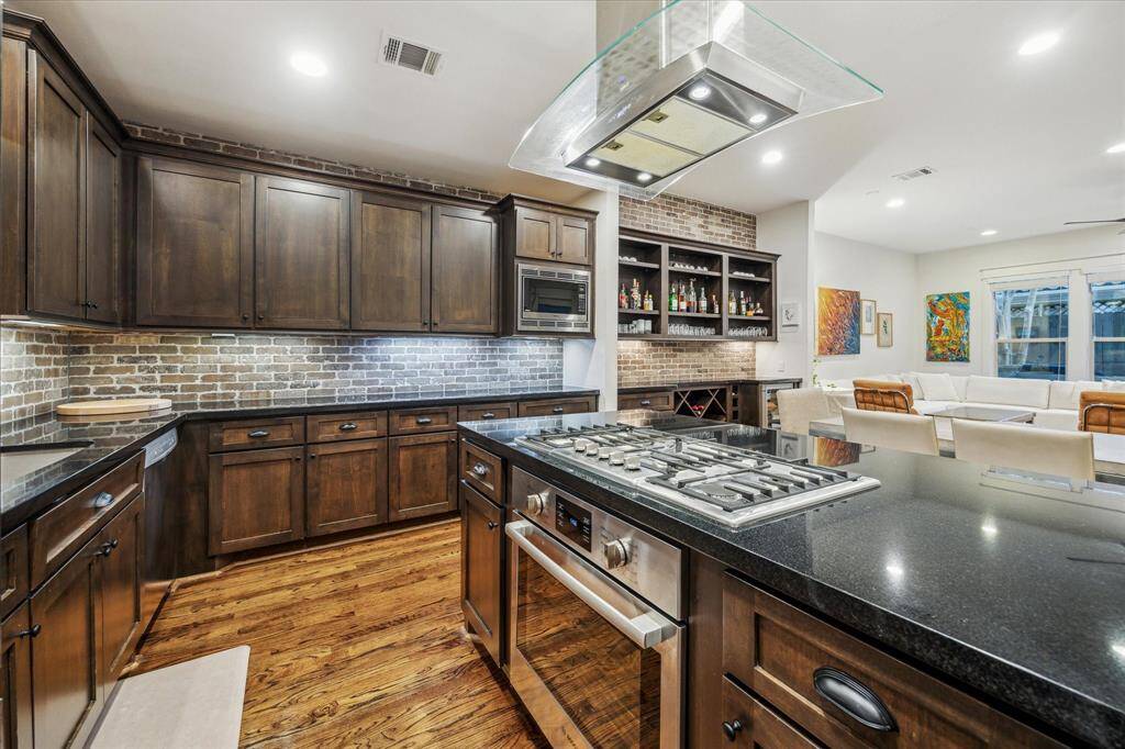 Kitchen: Chefs kitchen with "Midnight" granite countertops and SS Bosch appliances.