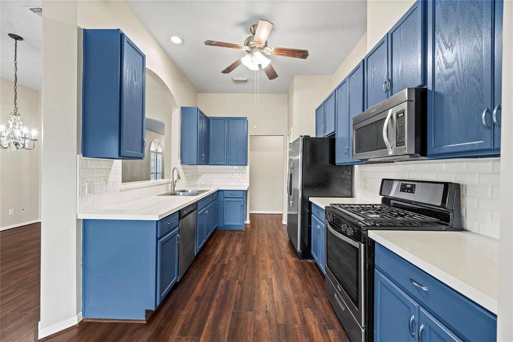 Kitchen with breakfast bar