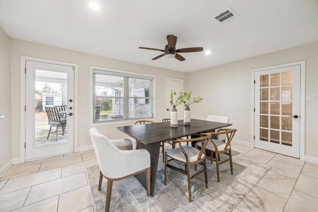 This elegant dining room is the perfect space to host everything from lavish dinner parties to casual gatherings. Your friends and family are going to love breaking bread with you in this beautiful space.