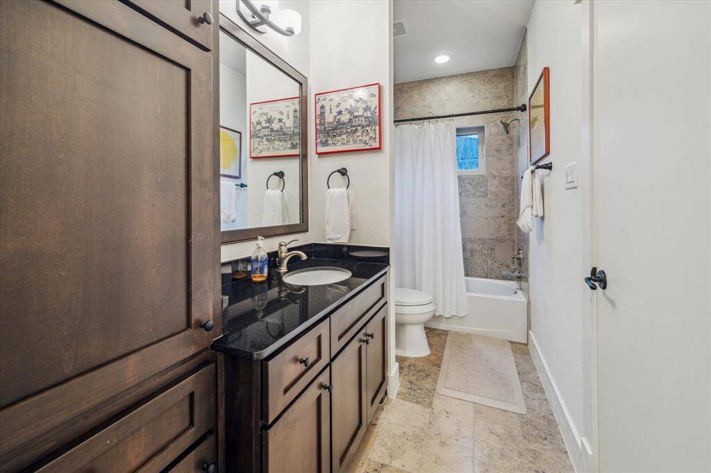 Secondary full bathroom
