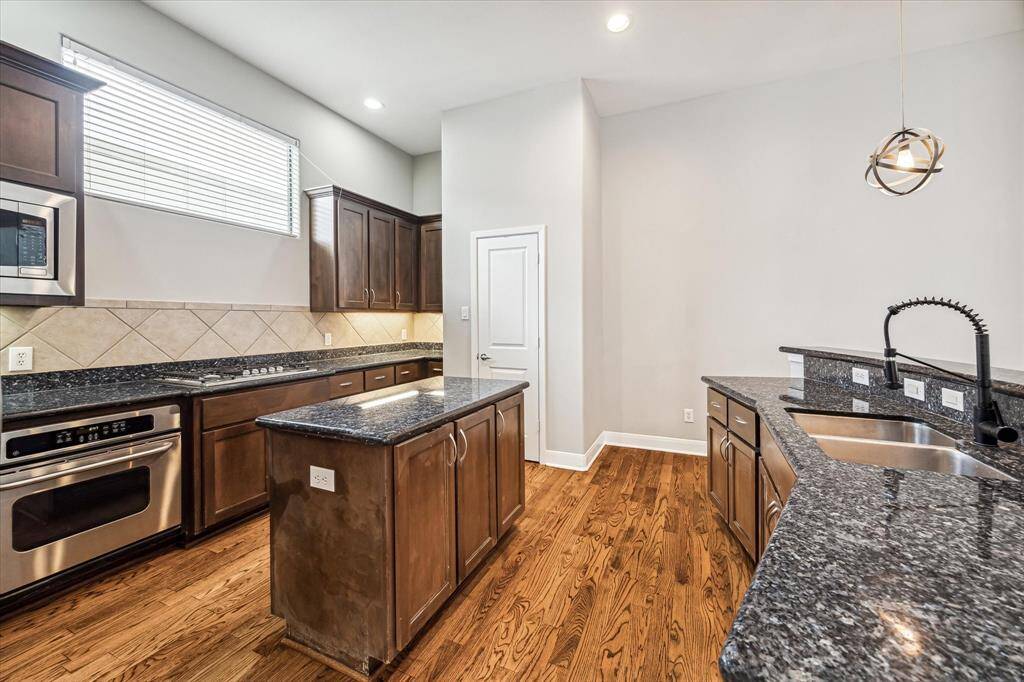 Gourmet kitchen with top-notch appliances and finishes, perfect for culinary enthusiasts.