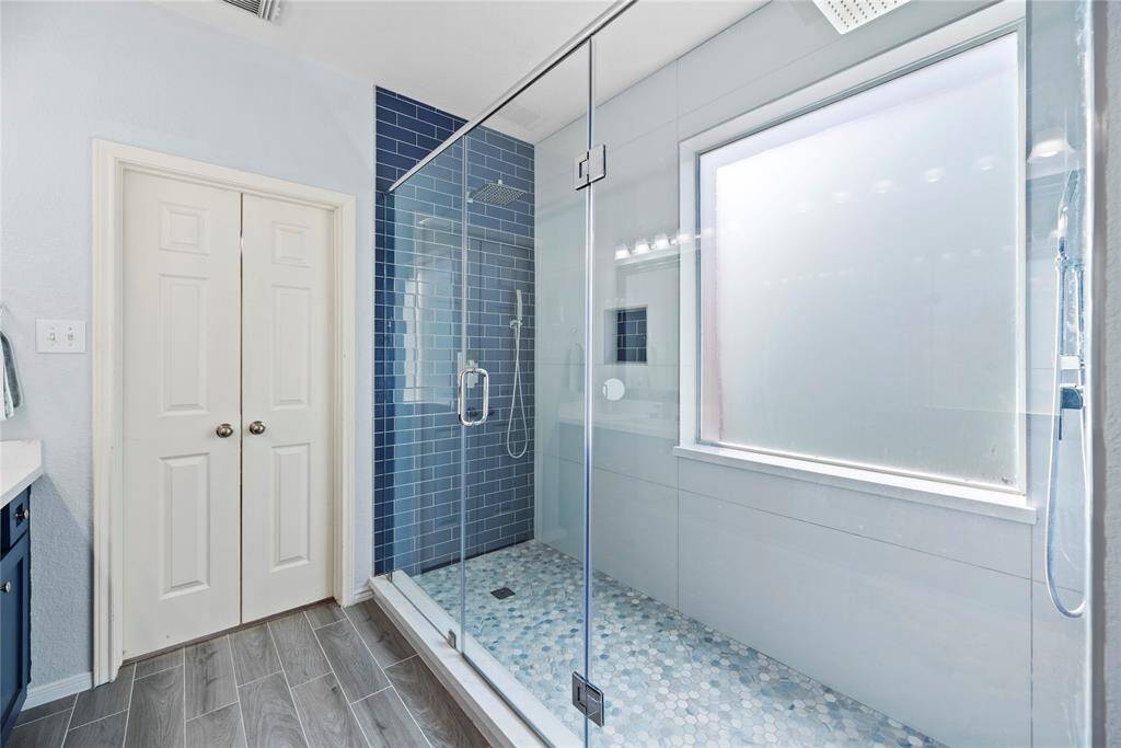 Primary bath with large shower and 2 shower heads