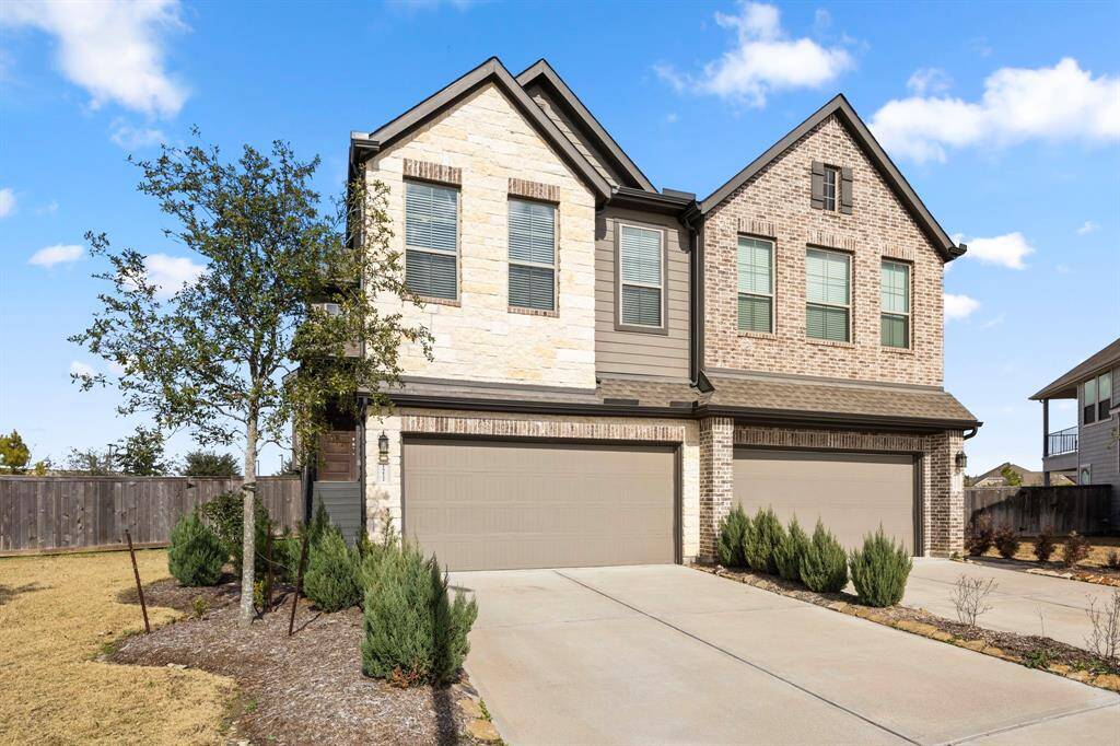Gorgeous 3 bedroom townhome zoned to CFISD schools in Bridgeland.