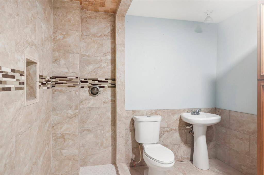 FULL BATHROOM LOCATED IN GARAGE