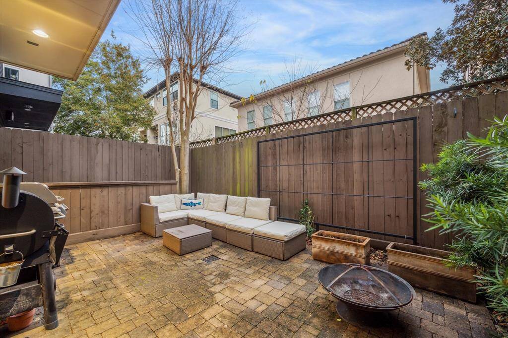 Patio-Loggia- An idyllic sanctuary nestled in an urban enclave where fine living, serenity and nature meet; a haven of beauty, exceptional architecture, design, tranquil garden views and breathtaking sunsets.