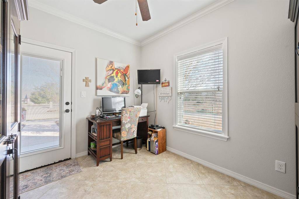Guest 1/2 bath
