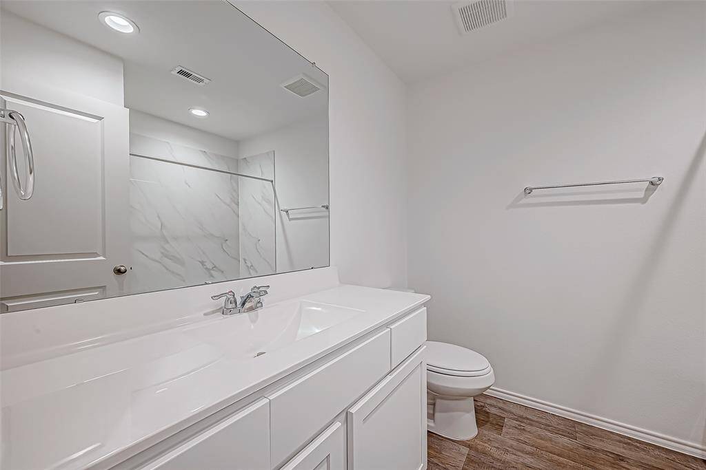 Full Bathroom  (1 of 3)