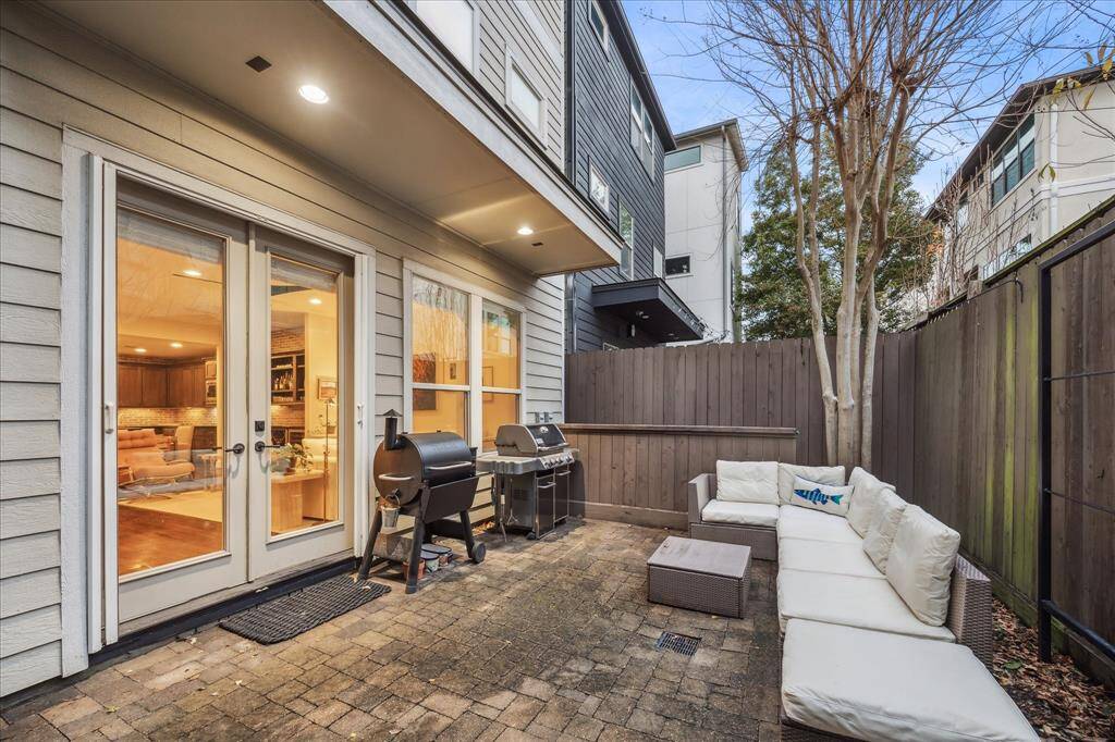 Patio-Loggia: This exquisite Garden-style loggia resplendent in details offers utmost privacy. The opulent spaces found throughout this property are perfect for grand scale entertaining and intimate family gatherings.