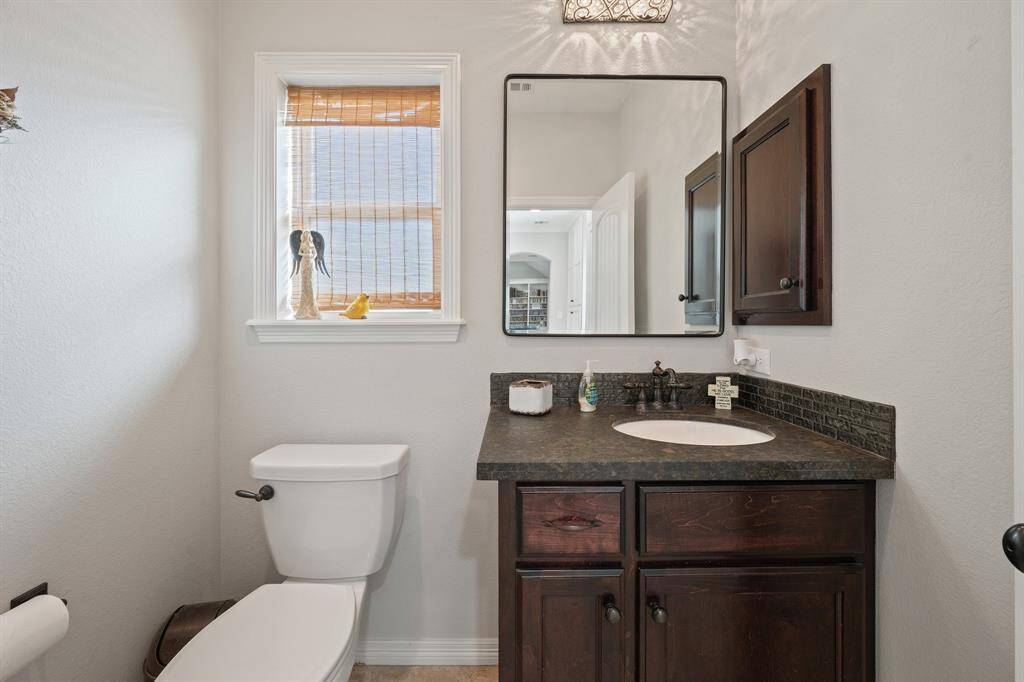 Guest 1/2 bath