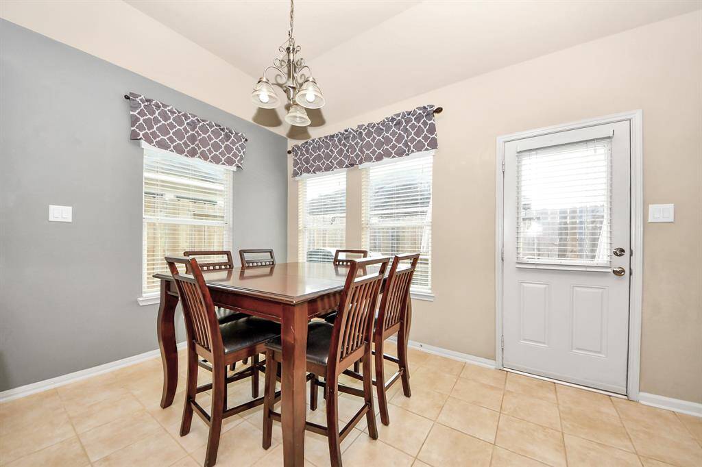 Large kitchen eating area