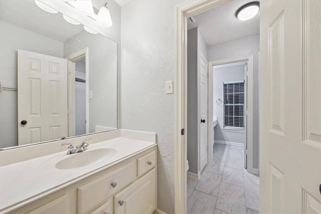 Another upstairs full bathroom.