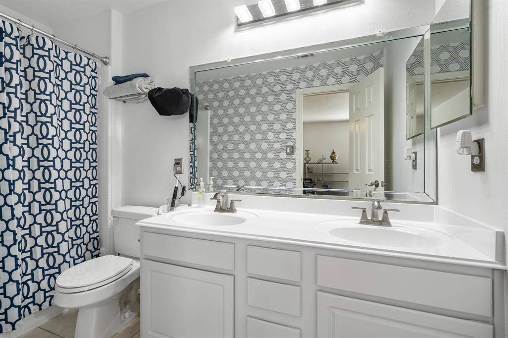 upstairs bath with double sinks