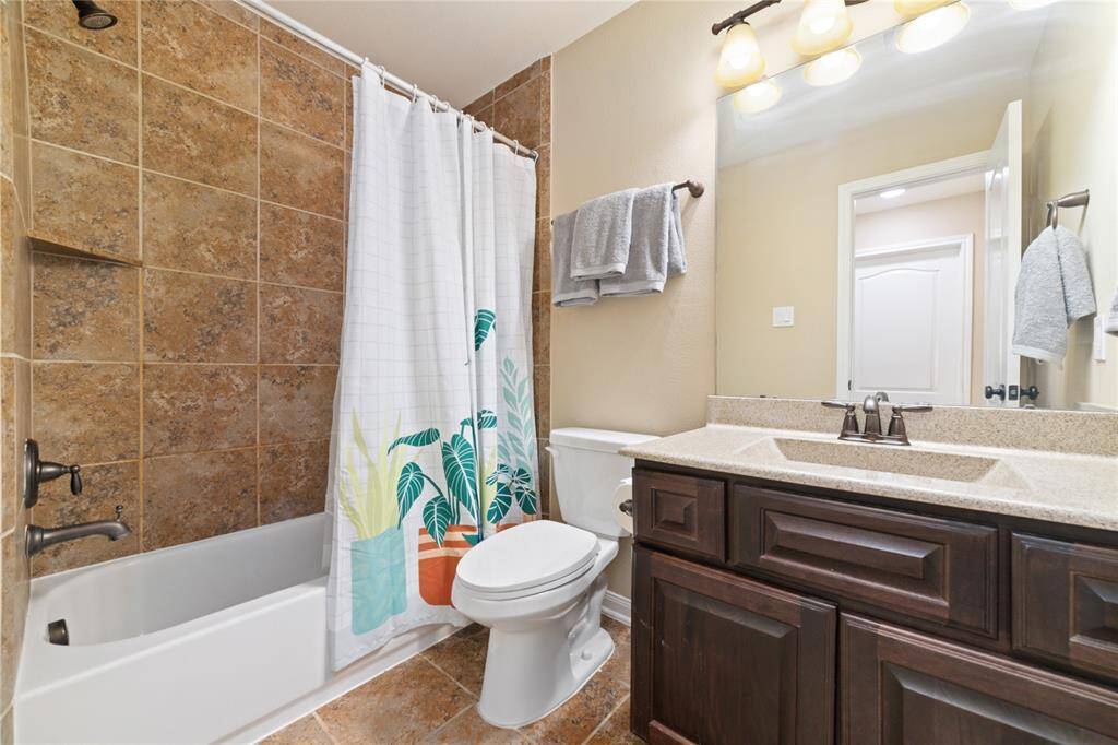 Second full bathroom with tub/shower combo