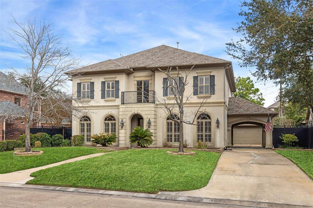 ANGLE VIEW HIGHLIGHTING THE LONG DRIVEWAY WITH PORTE-COCHERE - LEADING TO DETACHED 3-CAR TANDEM GARAGE - heated and cooled garage with finished interior
