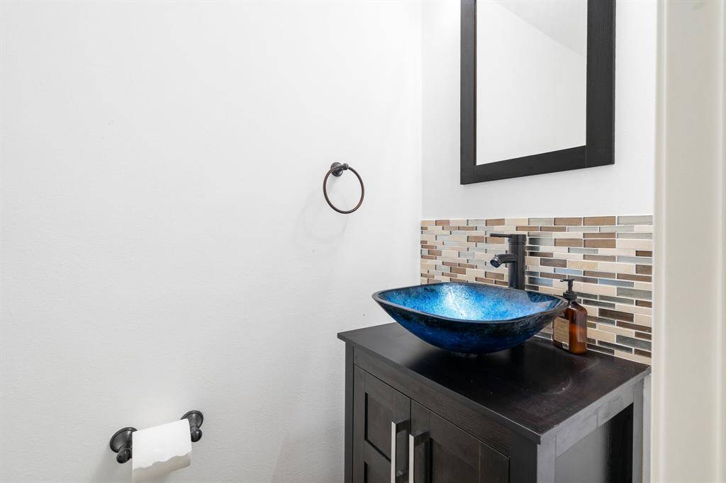 1/2 bath downstairs