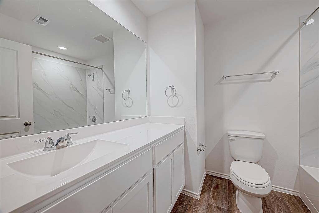 Full Bathroom (2 of 2)