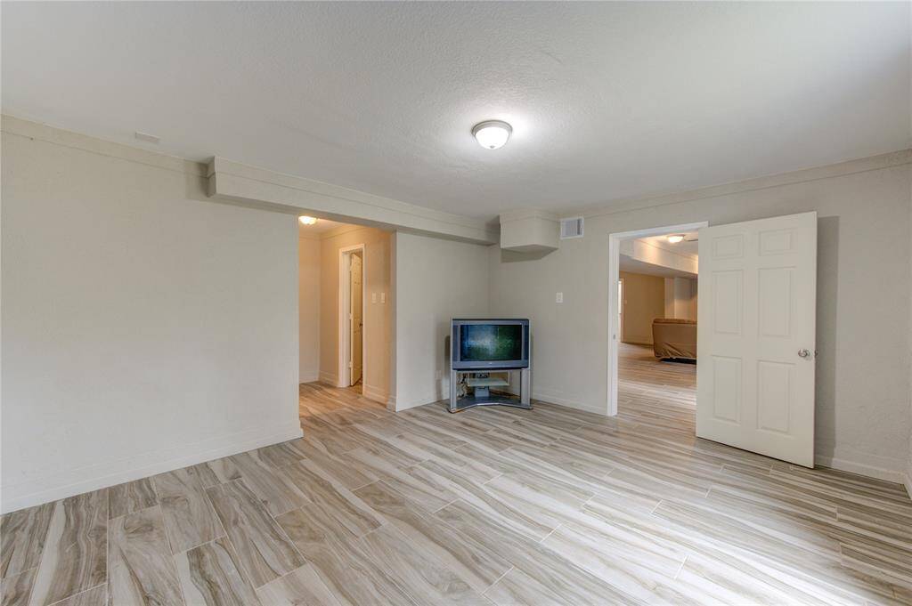 Designed for functionality and comfort, this room offers plenty of natural light, ample space, and a quiet atmosphere, making it perfect for remote work, study, exercise room, or guest accommodations.
