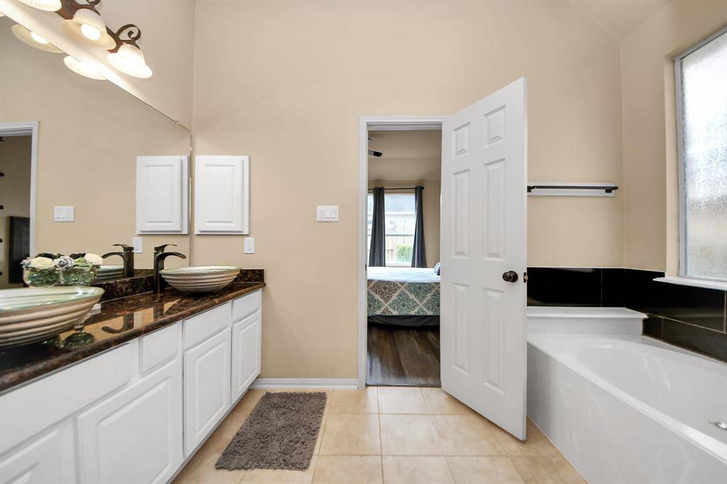 Roomy ensuite bath leading to bedroom