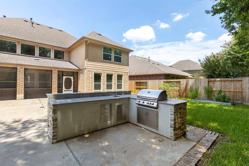 This awesome outdoor kitchen takes outdoor entertaining to the next level.