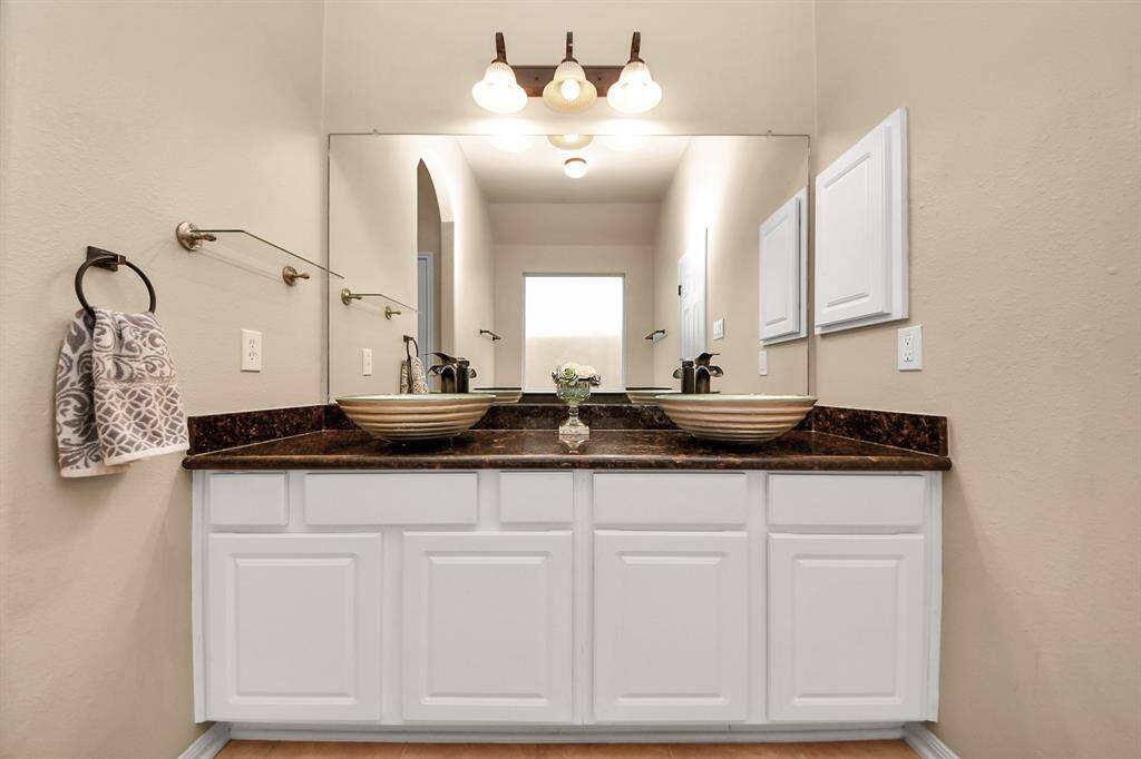 Double sinks with plenty of elbow room