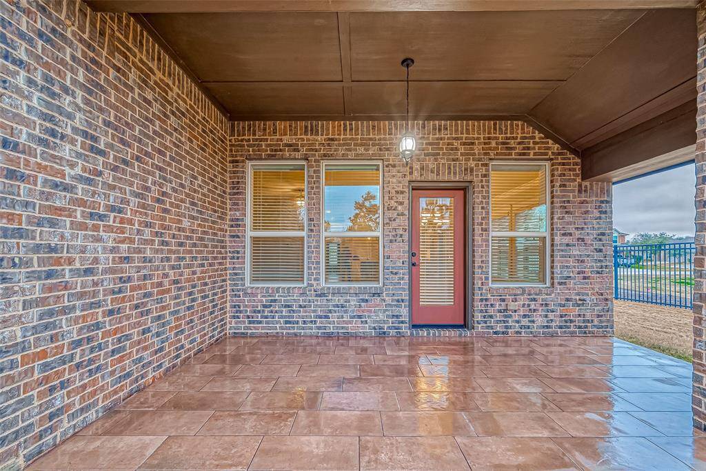 Covered back patio (and there is a gas line for grill too!