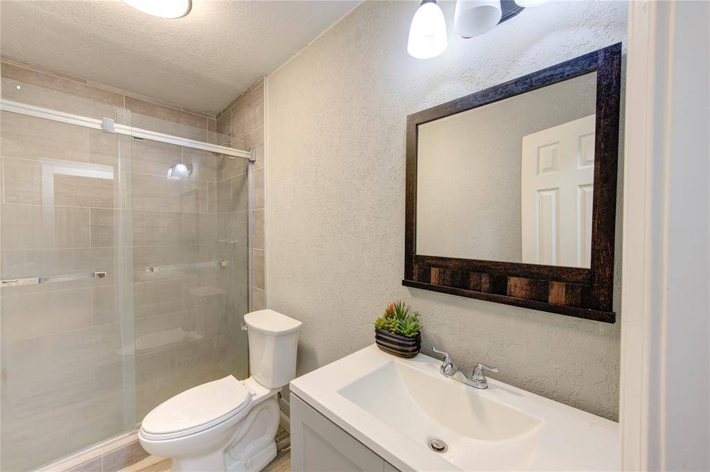 Hollywood bath connecting bedrooms 4 and 5.