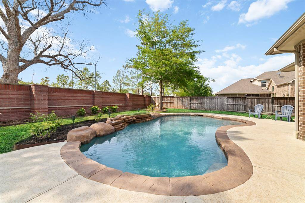 Side view of the pool and no back neighbors