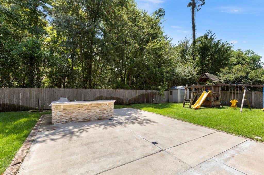 Imagine hosting a dinner party al fresco, overlooking these tree top views and cooking right outside!