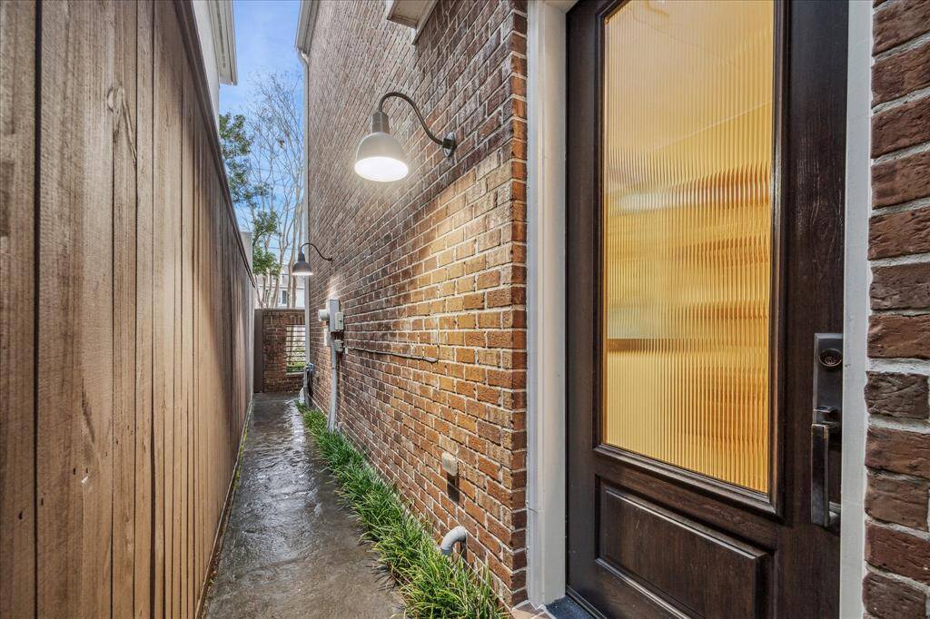 Elegance meets comfort in this private, Chicago-warehouse-inspired, Builder-showcase property nestled on prestigious, McDuffie Street. Enjoy privacy and cosmopolitan identity throughout this luxurious residence.